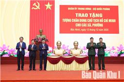 Trao tặng tượng chân dung Chủ tịch Hồ Chí Minh cho 99 xã, phường thuộc tỉnh Bắc Ninh